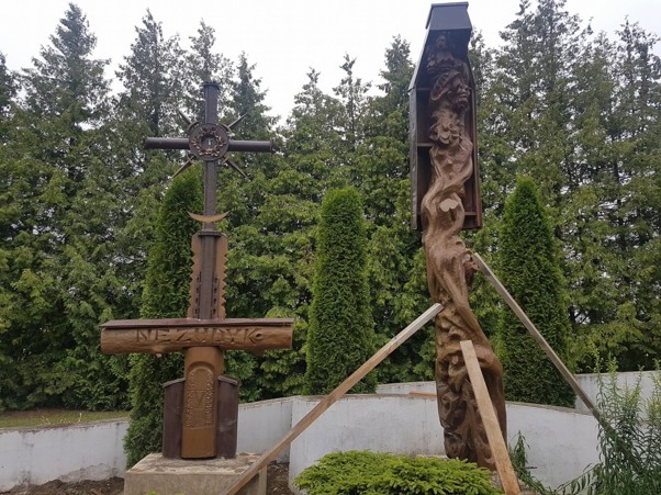 Atminimo skulptūra Adutiškyje